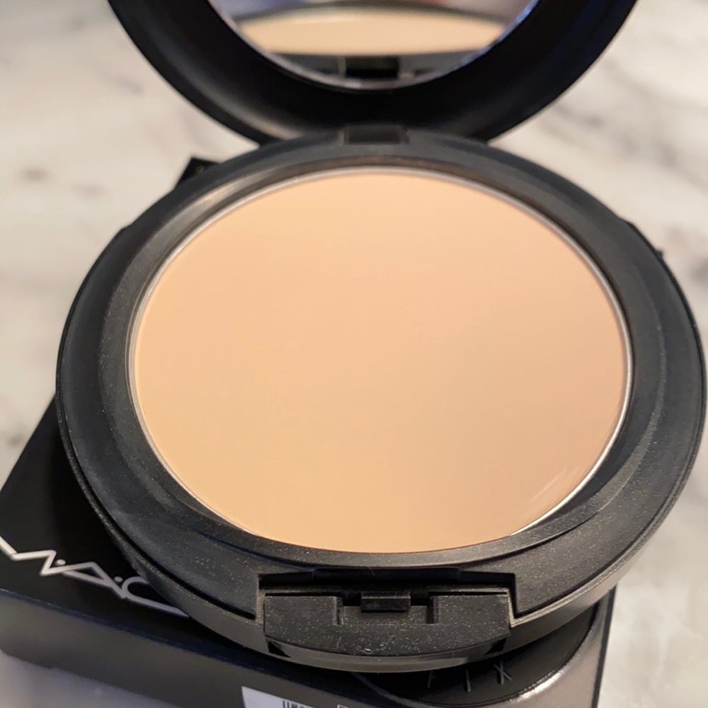 MAC Studio Fix Powder Plus Foundation NC20